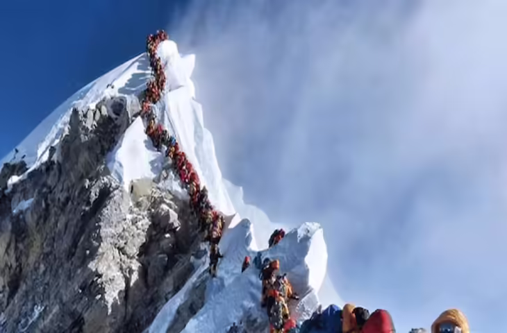 माउंट एवरेस्ट से लौटते वक्त 2 भारतीयों की मौत, जानिए कितनी खतरनाक है यह चढ़ाई