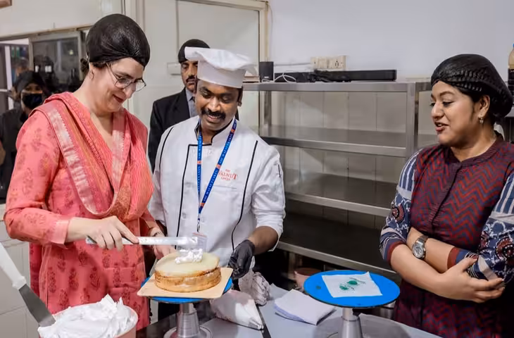 वायनाड में प्रियंका गांधी ने बनाया केक, बच्चों के साथ किया ट्रेडिशनल डांस; वीडियो में जाने राहुल के साथ घर पर पढ़ाई का बताया किस्सा