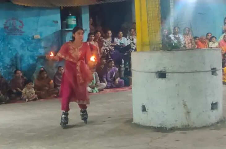 आगर मालवा में स्केटिंग करते हुए 19 साल की आयुषी ने किया गरबा, भाटपुरा में अनोखी प्रस्तुति देखने उमड़ी भीड़