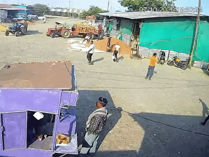 मंडी सचिव पर तलवार से सिर पर वार की कोशिश: रायसेन में 2 घंटे घात लगाकर बैठा था बदमाश, सट्टे की शिकायत से था नाराज