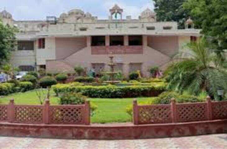 नगर निगम हेरिटेज के मीटिंग हॉल में कर्मचारी ने किया सुसाइड, देखे वीडियो में 