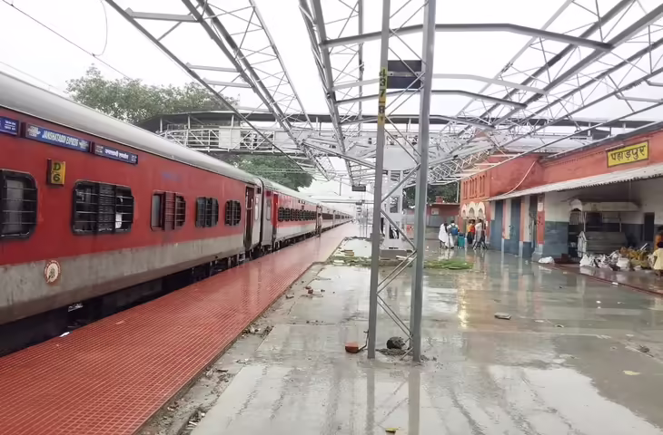 गया में तेज बारिश का असर: वंदे भारत समेत कई ट्रेनें रास्ते में फंसीं, यात्रियों को हुई परेशानी