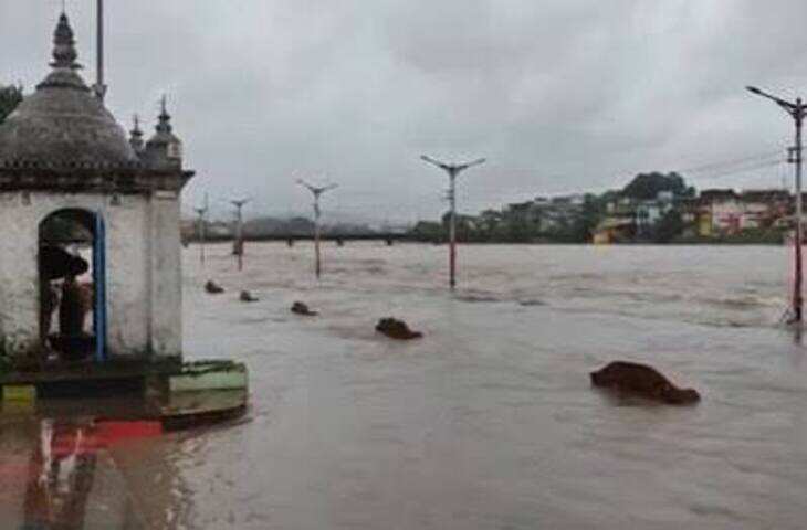मध्यप्रदेश में मानसून एक बार फिर पूरी तरह सक्रिय हो गया है। प्रदेश के कई हिस्सों में लगातार हो रही तेज बारिश ने जनजीवन को प्रभावित करना शुरू कर दिया है। मौसम विभाग ने राज्य के 21 जिलों में भारी बारिश का अलर्ट जारी किया है। वहीं कई जिलों में नदी-नाले उफान पर आने से बाढ़ जैसे हालात बनने लगे हैं। राजधानी भोपाल में लगातार बारिश और जलभराव को देखते हुए प्रशासन ने सोमवार को स्कूलों में छुट्टी घोषित कर दी है।  मौसम विभाग के अनुसार मानसून ट्रफ और कम दबाव वाले क्षेत्र के सक्रिय होने से प्रदेश में बारिश का दौर तेज हुआ है। रविवार को कई जिलों में भारी बारिश दर्ज की गई, जिसके कारण निचले इलाकों में पानी भर गया। सड़कों पर जलभराव के चलते लोगों को परेशानी का सामना करना पड़ा।  भोपाल में नर्सरी से 12वीं तक स्कूल बंद  राजधानी भोपाल में रविवार रात से शुरू हुई तेज बारिश का असर सोमवार सुबह तक दिखाई दिया। कई इलाकों में सड़कों पर पानी भर गया। वीआईपी रोड समेत कई स्थानों पर यातायात प्रभावित हुआ। तेज बारिश और संभावित खतरे को देखते हुए भोपाल जिला प्रशासन ने विद्यार्थियों की सुरक्षा के लिए स्कूल बंद रखने का फैसला लिया।  जिला शिक्षा अधिकारी के निर्देश के अनुसार भोपाल जिले के सभी सरकारी, निजी और अनुदान प्राप्त स्कूलों में नर्सरी से लेकर कक्षा 12वीं तक के विद्यार्थियों के लिए अवकाश घोषित किया गया। यह आदेश एमपी बोर्ड के साथ-साथ सीबीएसई और आईसीएसई स्कूलों पर भी लागू रहा।  पांच जिलों में अति भारी बारिश का ऑरेंज अलर्ट  मौसम विभाग ने राजगढ़, विदिशा, सीहोर, हरदा और देवास जिलों में अति भारी बारिश की संभावना को देखते हुए ऑरेंज अलर्ट जारी किया है। इन जिलों में अगले 24 घंटे के दौरान भारी बारिश होने की संभावना जताई गई है।  इसके अलावा उज्जैन, आगर-मालवा, शाजापुर, खंडवा, रायसेन, नर्मदापुरम, बैतूल, छिंदवाड़ा, नरसिंहपुर, सागर, दमोह, जबलपुर, गुना, शिवपुरी और श्योपुर सहित कई जिलों में भी भारी बारिश का अलर्ट जारी किया गया है।  कई जिलों में बाढ़ जैसे हालात  प्रदेश के रायसेन, सीहोर, विदिशा, शाजापुर, शिवपुरी और हरदा समेत कई जिलों में बारिश का असर देखने को मिला है। तेज बारिश के कारण नदी-नाले उफान पर आ गए हैं। कई निचले इलाकों में पानी भरने से लोगों को परेशानी उठानी पड़ रही है।  रायसेन में कई स्थानों पर जलभराव की स्थिति बनी, जबकि सीहोर और आसपास के क्षेत्रों में लगातार बारिश से आम जनजीवन प्रभावित हुआ है। किसानों के लिए यह बारिश राहत लेकर आई है, लेकिन अत्यधिक बारिश से फसलों और निचले क्षेत्रों में नुकसान की आशंका भी बढ़ गई है।  प्रदेश के कई हिस्सों में जारी रहेगा बारिश का दौर  मौसम विभाग के मुताबिक आने वाले दिनों में मध्यप्रदेश के अधिकांश हिस्सों में बारिश का सिलसिला जारी रहने की संभावना है। इंदौर, धार, खरगोन, बड़वानी, झाबुआ, ग्वालियर, मुरैना, भिंड, रीवा, सतना, सीधी, सिंगरौली, शहडोल, उमरिया, पन्ना और छतरपुर समेत कई जिलों में हल्की से तेज बारिश हो सकती है।  प्रशासन ने लोगों से अपील की है कि वे जलभराव वाले क्षेत्रों से दूर रहें और नदी-नालों के आसपास जाने से बचें। लगातार बारिश को देखते हुए सभी जिलों में आपदा प्रबंधन टीमों को अलर्ट पर रखा गया है।