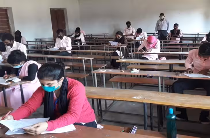 UP Board Exam 2026: बोर्ड कॉपियों में मिले 500-500 रुपये के नोट, 12 स्कूलों के प्रधानाचार्य तलब
