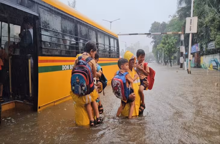सड़क डूबी तो नाव बनी स्कूल बस! बाढ़ के बीच पढ़ने निकल पड़े मासूम, देखें वीडियो&nbsp;