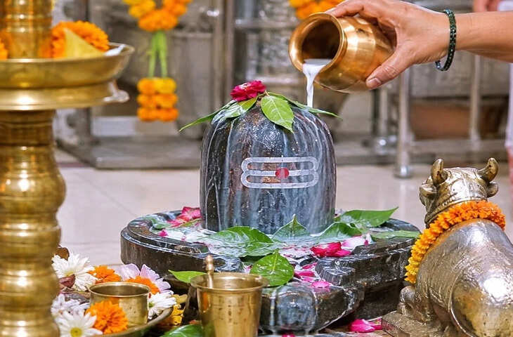 Sawan First Somwar 2026: सावन के पहले सोमवार पर ऐसे करें भगवान शिव की पूजा, जानें जलाभिषेक की सही विधि, क्या चढ़ाएं और किन बातों से बचें