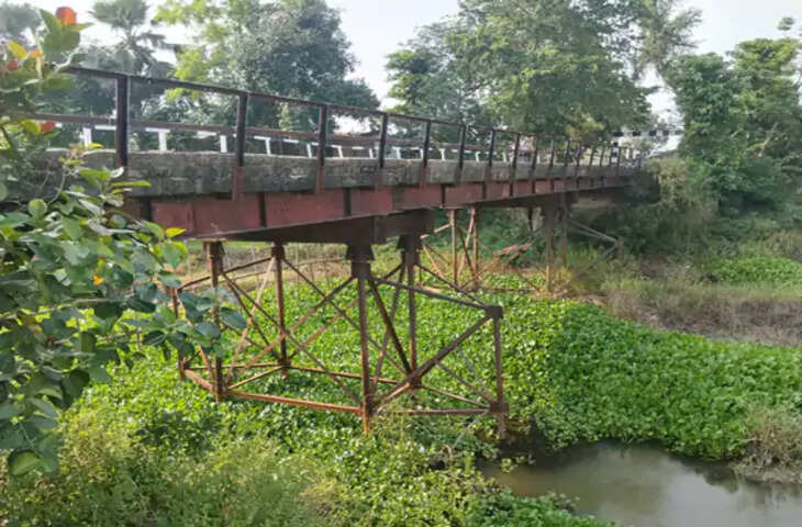 दरभंगा में कमला नदी पुल की हालत जर्जर, सुरक्षा दीवारों में आई दरार; ग्रामीणों ने नए ब्रिज निर्माण की उठाई मांग