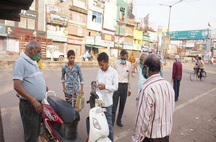 सड़क पर छोटी सी लापरवाही पड़ सकती है भारी, वायरल VIDEO ने उठाए सुरक्षा पर सवाल!
