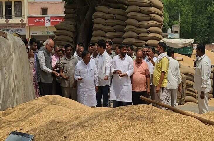 हैफेड कर्मचारी निलंबित, दूसरे का तबादला