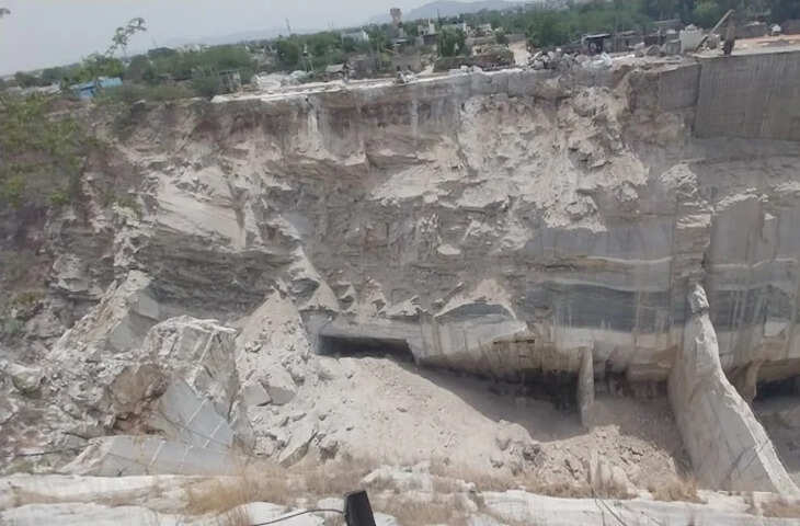 मकराना में अचानक ढही छह मार्बल खदानें, दो करोड़ की मशीनरी और करोड़ों रुपए का मार्बल मलबे में दबा
