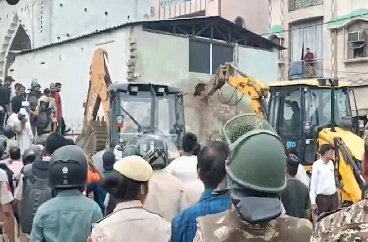 दिल्ली में मस्जिद निर्माण हटाने पहुंची एमसीडी और पुलिस पर पथराव, 5 पुलिसकर्मी घायल, इलाके में अर्द्धसैनिक बल तैनात