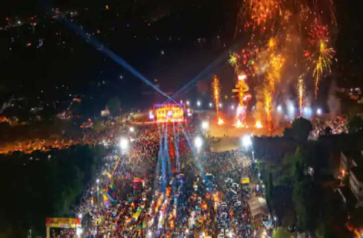 105 फीट ऊंचे &lsquo;रावण&rsquo; का दहन: 10 सिरों का गुरूर... 1 चिंगारी में चूर, आतिशबाजी से जगमगाया आसमान
