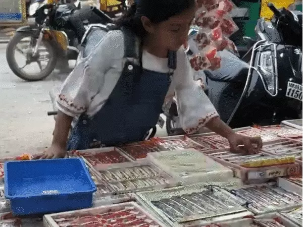 रक्षाबंधन से पहले इंदौर के बाजारों में बढ़ी रौनक: राखी, मिठाई और गिफ्ट की दुकानों पर उमड़ी भीड़