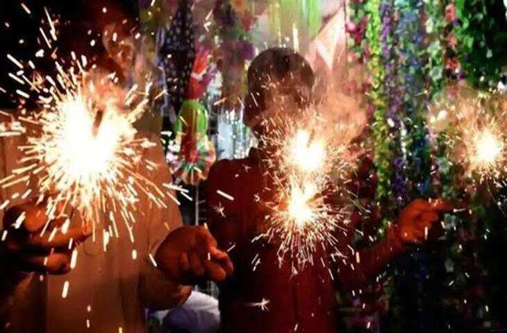 Diwali Guidelines: कर्नाटक में दिवाली पर सिर्फ 2 घंटे फोड़ सकेंगे पटाखे, ग्रीन क्रैकर्स अनिवार्य; नियम तोड़ने पर होगी कार्रवाई