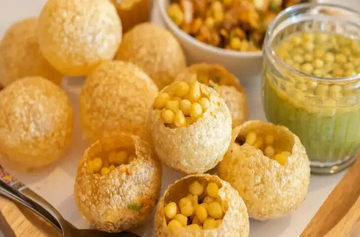 गोलगप्पे ने हिला दिया महिला का जबड़ा, Video सोशल मीडिया पर हुआ वायरल