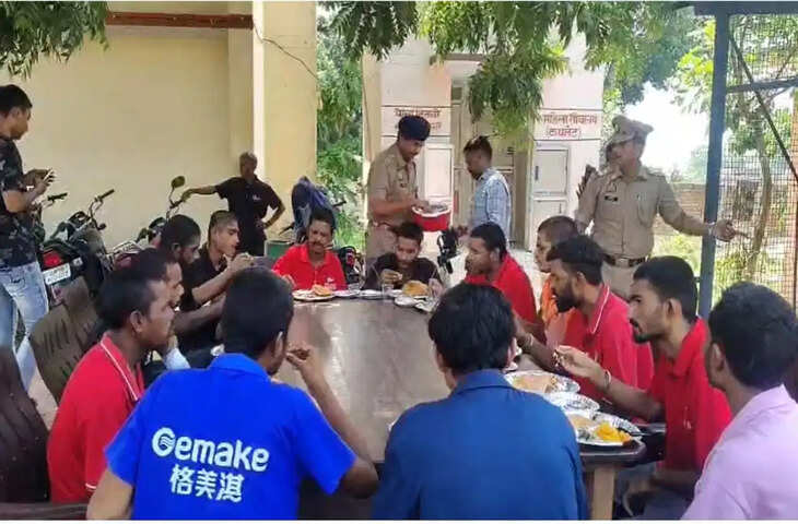 तितावी थाने में दिखा अनोखा नज़ारा, पुलिस ने बंधुआ मजदूरी से मुक्त परिवारों के लिए परोसा खाना