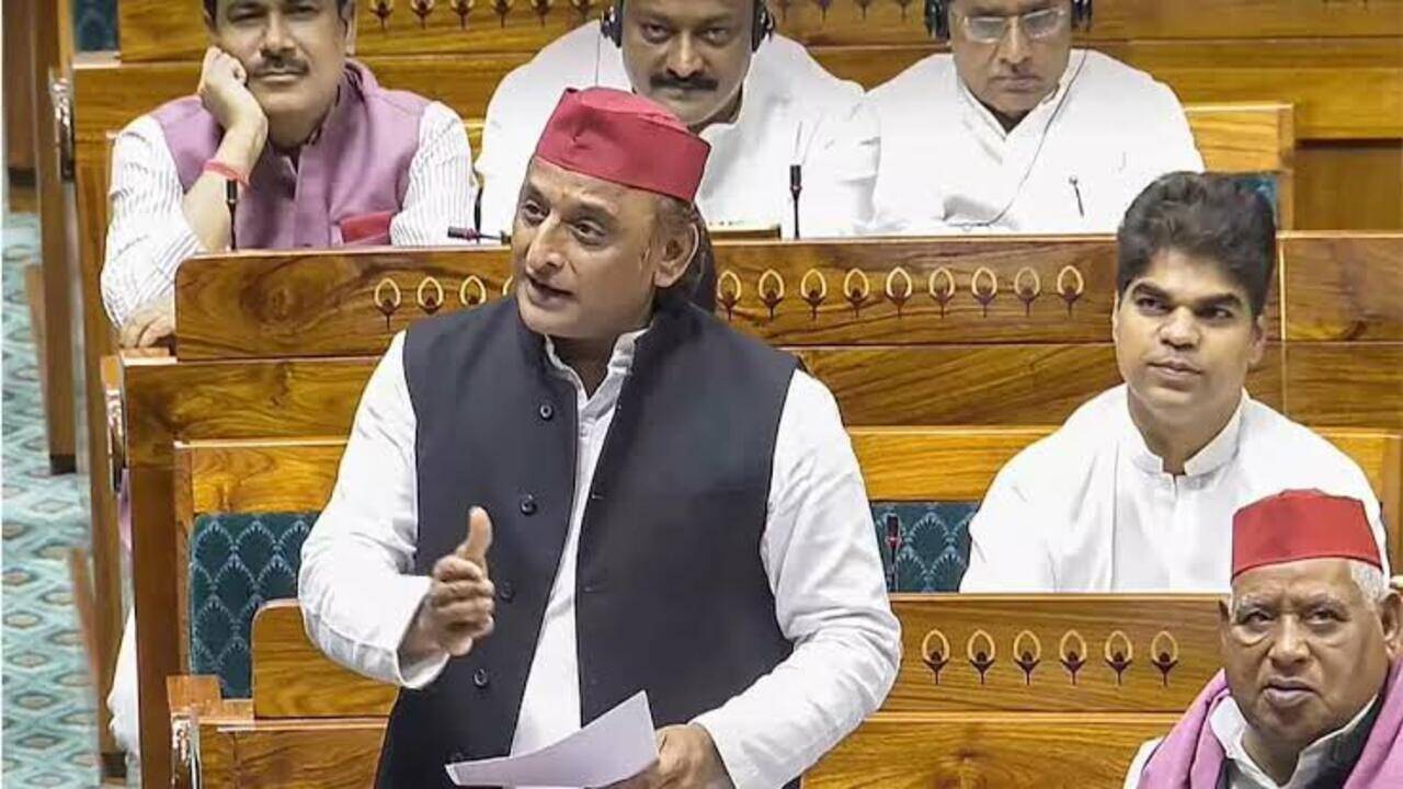 'प्रधान को हटाकर प्रधानमंत्री बचा लिया...' लोकसभा में गरजे अखिलेश यादव, पेपर लीक से लेकर मंत्री के इस्तीफे तक सरकार पर किए तीखे वार