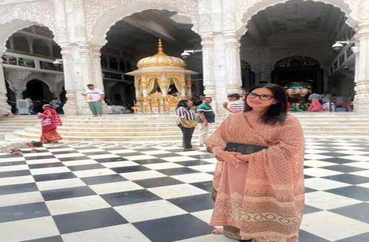 सनी लियोनी का बदला अंदाज देख फैंस भी हैरान, मंदिर से सामने आया वीडियो
