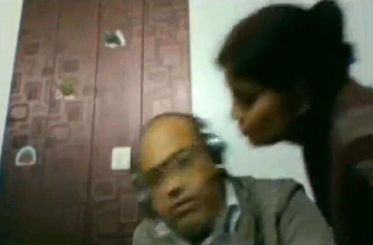 ऑनलाइन मीटिंग के दौरान बीवी से मैनेजर की बुराई करता रहा शख्स लेकिन ऑन रहा गया&nbsp;कैमरा और माइक, वीडियो देख नहीं रुकेगी हंसी&nbsp;
