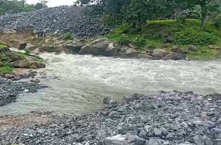 राजस्थान के पाली जिले में स्थित जवाई बांध अपनी खूबसूरती और ऐतिहासिक महत्व के लिए जाना जाता है। मानसून के दौरान जब यह बांध छलकता है तो इसका नजारा देखने के लिए बड़ी संख्या में लोग पहुंचते हैं। कभी-कभी इसकी जल निकासी और लगातार बहाव की स्थिति इतनी आकर्षक होती है कि यह लोगों के लिए चर्चा का विषय बन जाती है।  राजा-महाराजाओं के दौर में बनाए गए इस बांध को आज भी राजस्थान की बेहतरीन जल संरचनाओं में शामिल किया जाता है। इसकी निर्माण तकनीक और जल प्रबंधन व्यवस्था उस समय की दूरदर्शिता को दर्शाती है।  महाराजा उम्मेद सिंह के शासनकाल में हुआ निर्माण  जवाई बांध का निर्माण जोधपुर रियासत के समय कराया गया था। इसका निर्माण तत्कालीन महाराजा उम्मेद सिंह के शासनकाल में शुरू हुआ और इसे पूरा होने में कई वर्ष लगे।  यह बांध केवल जल संग्रहण का माध्यम नहीं था, बल्कि क्षेत्र के विकास और सिंचाई व्यवस्था को मजबूत करने के उद्देश्य से बनाया गया था।  रेगिस्तानी क्षेत्र में पानी का बड़ा सहारा  पाली और आसपास के इलाकों के लिए जवाई बांध बेहद महत्वपूर्ण है। यह क्षेत्र लंबे समय तक पानी की कमी से जूझता रहा है। ऐसे में बांध ने यहां के लोगों को पेयजल और सिंचाई के लिए बड़ा सहारा दिया।  मानसून में अच्छी बारिश होने पर बांध में पानी की आवक बढ़ती है और इसके गेट खुलने पर बहता पानी लोगों के आकर्षण का केंद्र बन जाता है।  52 दिन तक बहाव ने खींचा ध्यान  जवाई बांध के लगातार बहाव की घटनाएं समय-समय पर लोगों के बीच चर्चा का विषय रही हैं। लंबे समय तक पानी बहने से जहां पर्यटकों में उत्साह बढ़ता है, वहीं यह बांध के बेहतर जल संग्रहण और प्रबंधन क्षमता को भी दर्शाता है।  बांध के आसपास का प्राकृतिक दृश्य, पहाड़ियां और जलाशय इसे पर्यटन के लिहाज से भी खास बनाते हैं।  आज भी मजबूत है पुरानी इंजीनियरिंग  आज जब आधुनिक तकनीक के दौर में बड़े-बड़े बांध बनाए जा रहे हैं, तब भी पुराने समय में निर्मित जवाई बांध अपनी मजबूती और उपयोगिता के कारण खास पहचान रखता है।  इसकी डिजाइन में जल संरक्षण, सिंचाई और क्षेत्रीय जरूरतों को ध्यान में रखा गया था। यही वजह है कि दशकों बाद भी यह बांध राजस्थान के महत्वपूर्ण जल स्रोतों में शामिल है।  जवाई बांध केवल पानी का भंडार नहीं, बल्कि राजस्थान के इतिहास, मेहनत और दूरदर्शी सोच की एक जीवंत मिसाल है।