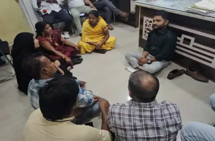 मुलताई नगर पालिका में भाजपा-कांग्रेस पार्षदों का धरना, CMO भी जमीन पर बैठकर सुनी समस्याएं; अधूरे काम पूरे करने की मांग