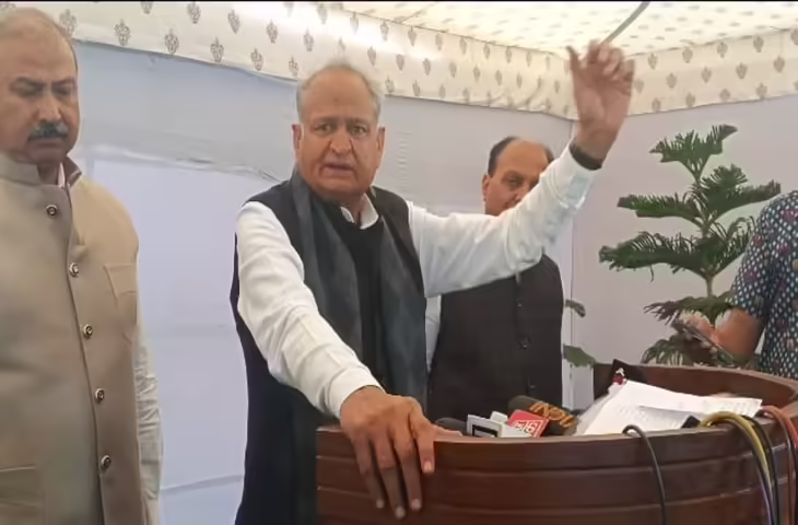 अशोक गहलोत ने सरकार और बीजेपी पर साधा निशाना, वीडियो में देखें 2 साल बनाम 5 साल विवाद को बताया &ldquo;मूर्खता&rdquo;