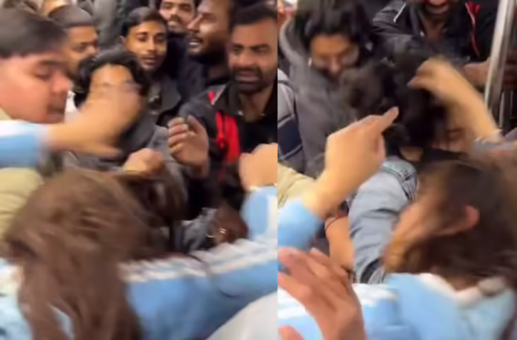 दिल्ली मेट्रो में फिर हुई महाभारत!&nbsp;बाल नोच-नोचकर लड़ाई करती दिखीं लड़कियां, यहाँ देखिये वायरल वीडियो&nbsp;