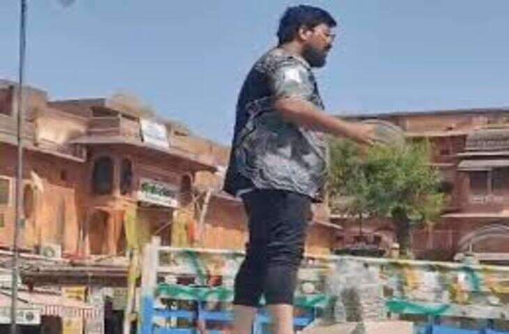 जयपुर की बड़ी चौपड़ पर युवक का हाई-वोल्टेज ड्रामा, वीडियो में देंखे गाड़ी की छत पर चढ़कर बीड़ी-सिगरेट बैन की मांग