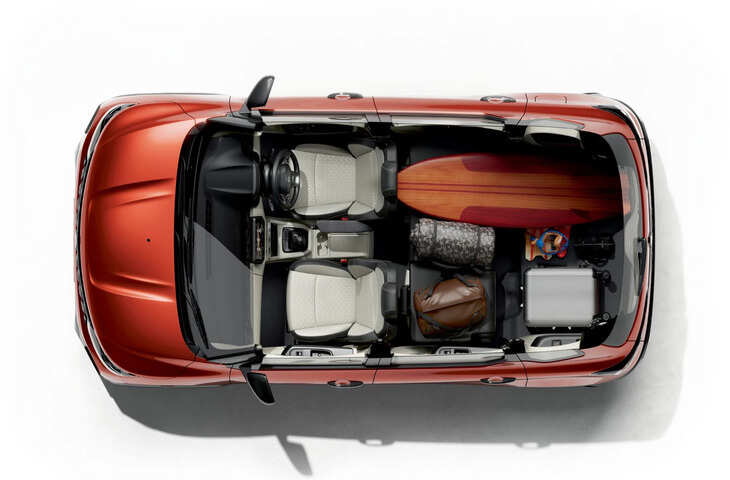 Renault Triber 2026 लॉन्च: कम बजट में 7-सीटर कार का धमाका, बटन दबाते ही सीट हो जाएगी फोल्ड, जानें खासियतें