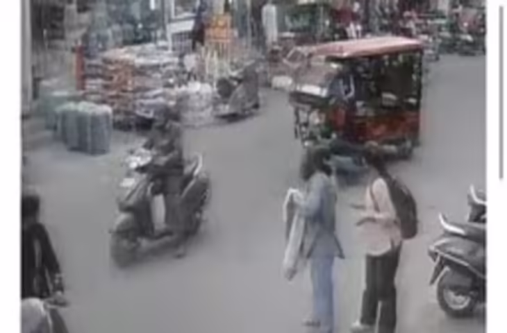 वीडियो में देखें जयपुर में महिला के हाथों से फिसले 50 हजार, बाइक सवार युवकों ने उड़ाए रुपए, CCTV में कैद वारदात