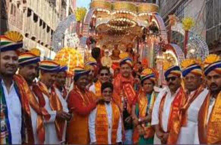 जैन समाज के प्रमुख आराध्य भगवान महावीर के जन्मोत्सव के अवसर पर आयोजित भव्य रथयात्रा में श्रद्धा और आस्था का अद्भुत संगम देखने को मिला। शहर में निकाली गई इस विशाल रथयात्रा में हजारों श्रद्धालु शामिल हुए, जिससे पूरा वातावरण धार्मिक उल्लास से सराबोर हो गया।  रथयात्रा की शुरुआत विधि-विधान और मंत्रोच्चार के साथ की गई। सजे-धजे रथ में भगवान महावीरजी की प्रतिमा विराजमान थी, जिसके दर्शन के लिए श्रद्धालुओं की लंबी कतारें लगी रहीं। यात्रा के दौरान &ldquo;जय महावीर&rdquo; के जयकारों से पूरा शहर गूंज उठा।  इस अवसर पर विभिन्न धार्मिक झांकियां, भजन मंडलियां और आकर्षक सजावट यात्रा का मुख्य आकर्षण रहीं। श्रद्धालु भक्ति में लीन होकर नाचते-गाते हुए रथयात्रा के साथ चलते रहे। महिलाओं, युवाओं और बच्चों की बड़ी भागीदारी ने आयोजन को और भी खास बना दिया।  पूरे मार्ग को फूलों और रंगीन सजावट से सजाया गया था, जिससे रथयात्रा का दृश्य अत्यंत भव्य और मनमोहक बन गया। कई स्थानों पर श्रद्धालुओं के लिए पेयजल और प्रसाद की व्यवस्था भी की गई थी।  प्रशासन द्वारा सुरक्षा और यातायात व्यवस्था के लिए विशेष इंतजाम किए गए थे। पुलिस और स्वयंसेवकों की तैनाती के चलते रथयात्रा शांतिपूर्ण और व्यवस्थित तरीके से संपन्न हुई।  धार्मिक विद्वानों के अनुसार, भगवान महावीर का जीवन अहिंसा, सत्य और करुणा का संदेश देता है। उनकी शिक्षाएं आज भी समाज को सही दिशा दिखाती हैं।  कार्यक्रम के अंत में श्रद्धालुओं ने भगवान महावीरजी से सुख-समृद्धि, शांति और सद्भाव की कामना की। इस भव्य आयोजन ने शहर में आस्था और एकता का संदेश दिया।