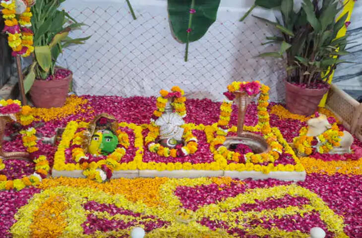 देर रात तक शिवालयों में उमड़ी भक्तों की भीड़, तारकेश्वर में अर्द्धनारीश्वर स्वरूप का शृंगार; घुमटेश्वर महादेव में चंद्रमौली रूप में सजे शिवलिंग