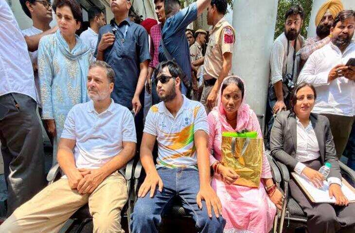 राहुल गांधी का ऐलान- 'FIR होने तक नहीं हटेंगे', पैलेट गन मुद्दे पर थाने के बाहर धरना, प्रियंका भी पहुंचीं