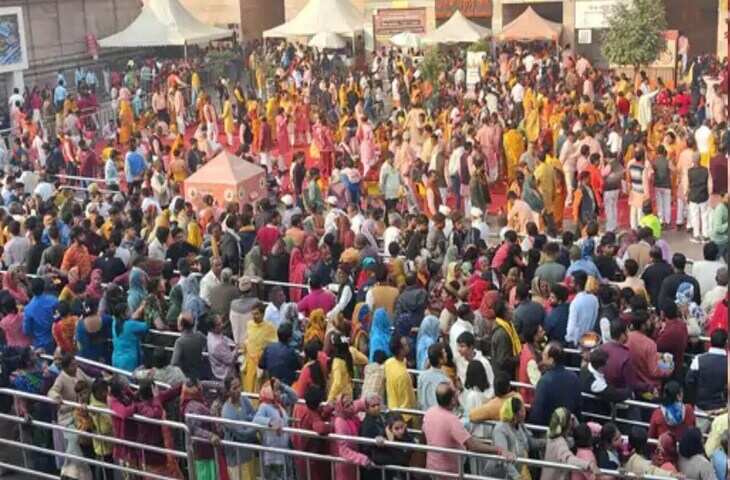 वीडियो में देखें नए साल से पहले काशी, मथुरा और अयोध्या में श्रद्धालुओं का सैलाब, वृंदावन में पैर रखने की जगह नहीं, महाकुंभ जैसे हालात