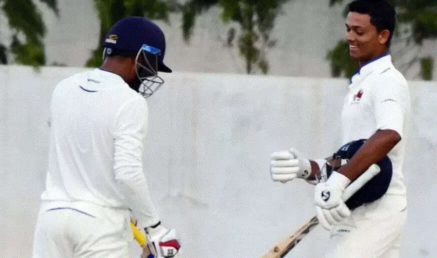 yashasvi jaiswal smashed 103- meter six-1111111111.GIF