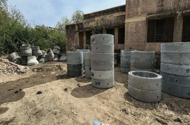 कस्बे में सीवरेज लाइन का काम शुरू, ट्रीटमेंट प्लांट की जगह तय न होने से बढ़ी चिंता