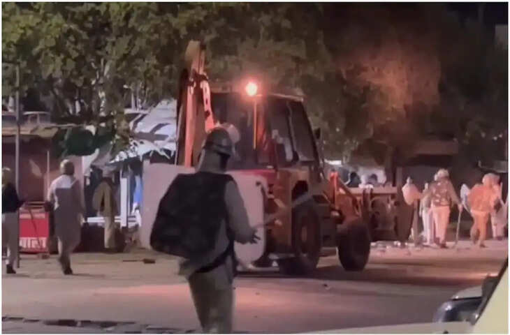 वीडियो में देखें चौमूं में मस्जिद के बाहर रेलिंग लगाने को लेकर बवाल, पथराव में 6 पुलिसकर्मी घायल, इंटरनेट बंद 