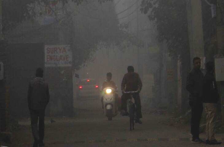 आज का मौसम: घने कोहरे ने बढ़ाई लोगों की परेशानी, पंजाब में 3.6&deg;C तक गिरा तापमान, 12 राज्यों में शीतलहर की चेतावनी जार​​​​​​​