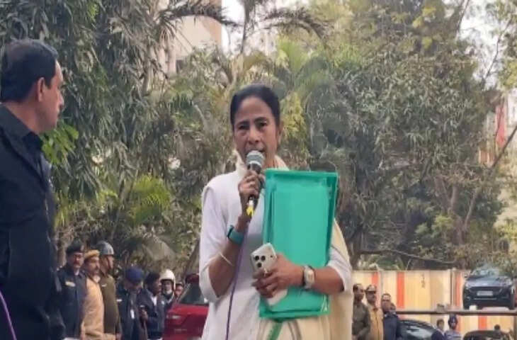 ED Raid on I-PAC Office: रेड की खबर मिलते ही पहुंचीं ममता बनर्जी, केंद्र सरकार पर लगाया बड़ा आरोप