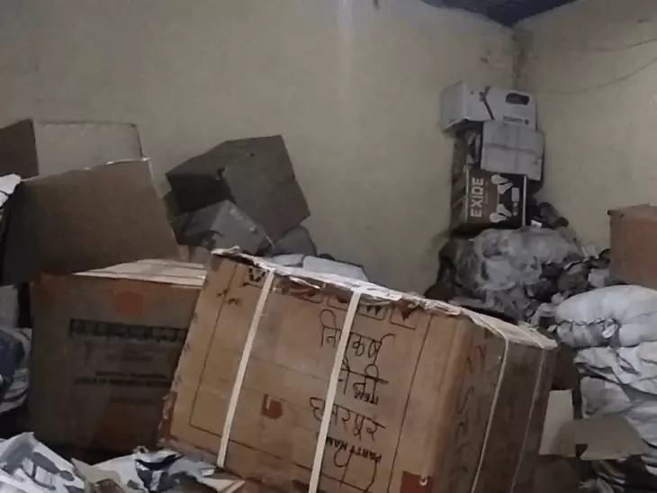 छतरपुर में गोदाम से पटाखों के 25 कार्टन जब्त, कीमत 2.5 लाख रुपए तक; बिना सुरक्षा के रखा था स्टॉक