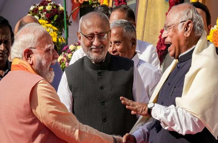 जब Mallikarjun Kharge से मिले PM Modi फिर जो हुआ उसने सबको कर दिया हैरान&mdash;VIDEO वायरल