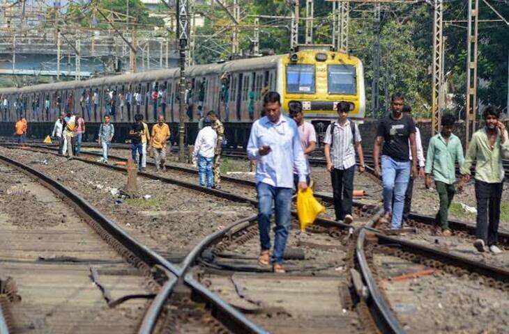 मुंबई लोकल की रफ्तार थमी, 10 घंटे तक फंसी रहीं ट्रेनें; वीडियो में जाने ट्रैक पर मिले 3 शव, हजारों यात्री परेशान
