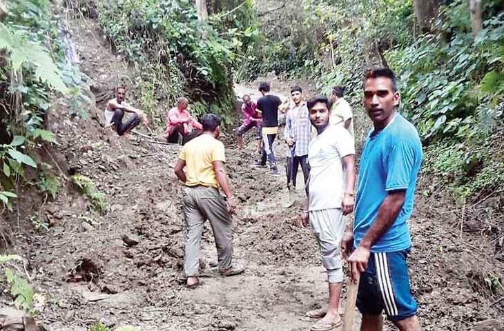 Mandi खुद गैंती और फावड़ा उठाया और डेढ़ महीने से बंद सड़क को बहाल कर दिया।