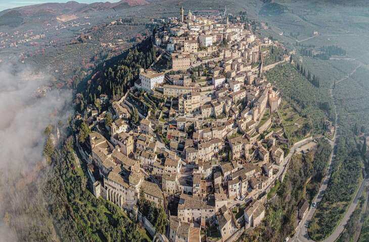 आज जहाँ दुनिया में हर तरफ युद्ध की आग वहीँ इस देश ने सदियों से नहीं देखी कोइ जंग, क्या आप जानते है नाम&nbsp;