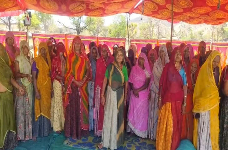 नाली विवाद बना संकट, घरों में घुसा पानी; 25 परिवारों का पलायन, खेतों में लगाए टेंट