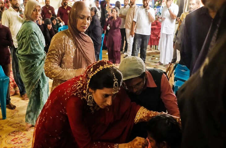 दुल्हन बनीं तो क्या हुआ, डॉक्टर का फर्ज नहीं भूलीं! अपनी शादी में कैटरिंग स्टाफ का इलाज करती दिखीं, VIDEO वायरल