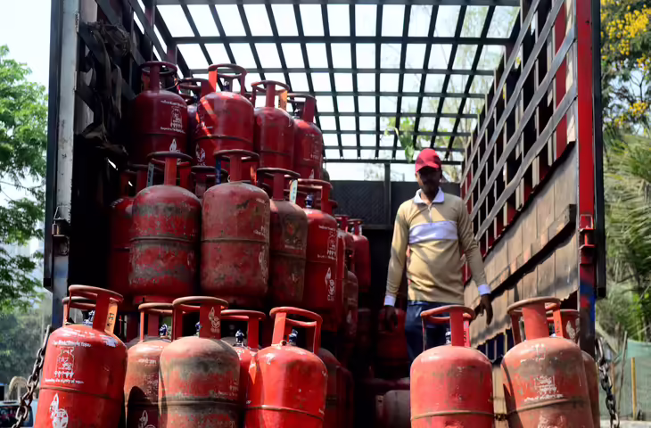 युद्ध के 27 दिन बाद भी भारत युद्ध के 27 दिन बाद भी भारत के पास है तेल का पर्याप्त स्टॉक, सरकार ने दी LPG गैस उपभोक्ताओं के लिए राहत भरी खबरके पास है तेल का पर्याप्त स्टॉक, सरकार ने दी LPG गैस उपभोक्ताओं के लिए राहत भरी खबर