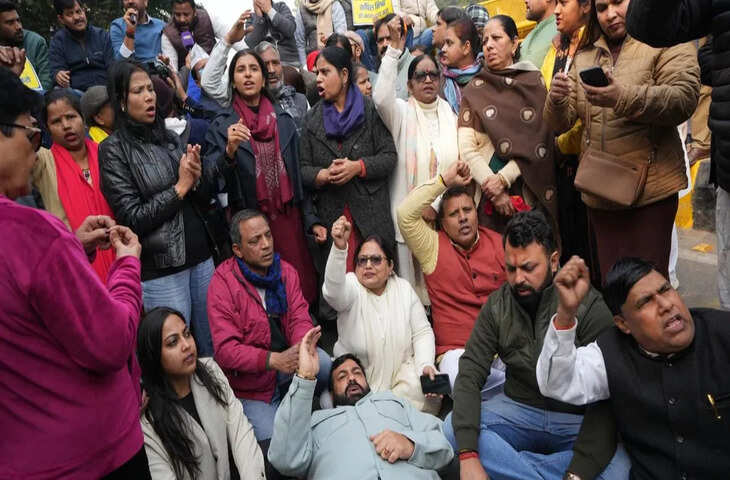 गुरु साहिब का अपमान बर्दाश्त नहीं&hellip; कपिल मिश्रा के खिलाफ AAP का प्रदर्शन, इस्तीफा भी मांगा