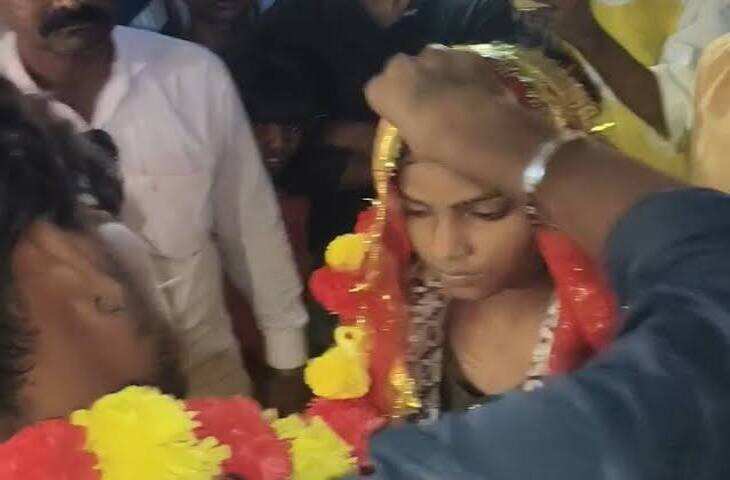 गोंडा में ग्रामीणों ने डेढ़ मिनट में कराई प्रेमी जोड़े की शादी, मंदिर में लिए सात फेरे