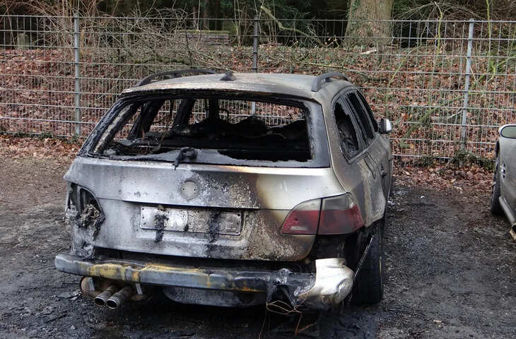 कुशीनगर में BDO की सरकारी और निजी कार में आग, रसोइया के प्रेमी गिरफ्तार